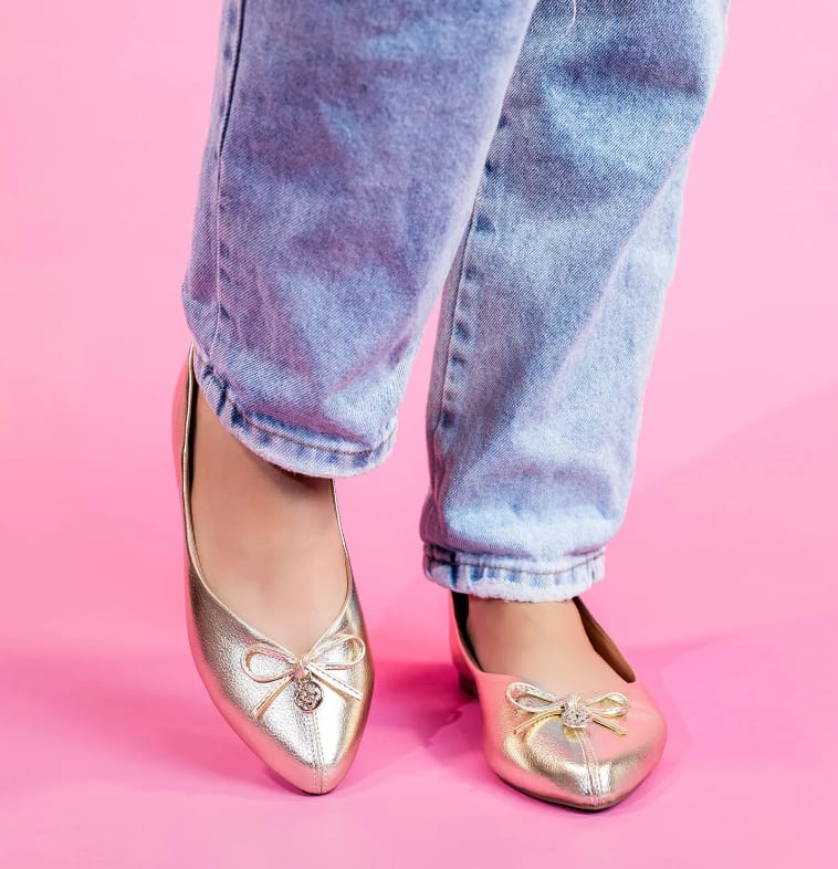 Sapatilha Princesa Sofia, cor dourada, calça do 34 ao 40. R$79,90